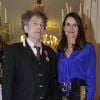 Le légendaire chanteur américain Bob Dylan (72 ans) a été décoré de l'ordre d'officier de la Légion d'honneur. C'est la ministre de la Culture Aurélie Filippetti, qui lui a remis les insignes, soulignant la place particulière de l'artiste dans le coeur des Francais. La cérémonie s'est déroulée au Ministère de la Culture, le 13 novembre 2013, devant un nombre limité d'invités dont son ami Hugues Aufray.