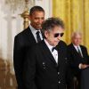 Bob Dylan décoré par Barack Obama de la Médaille présidentielle de la liberté à la Maison Blanche à Washington, le 29 mai 2012.