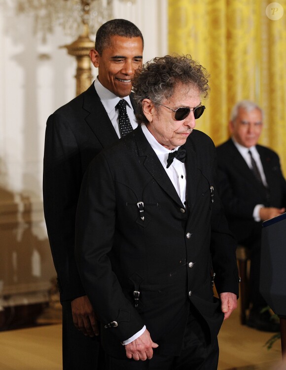 Bob Dylan décoré par Barack Obama de la Médaille présidentielle de la liberté à la Maison Blanche à Washington, le 29 mai 2012.