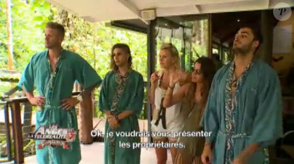 Eddy et Amélie avant l'activité bodypainting tribal (Les Anges de la télé-réalité 6 - épisode 29 du mercredi 16 avril 2014.)