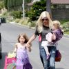 Tori Spelling avec ses filles, Stella et Hattie dans les rues de Los Angeles, le 12 avril 2014.