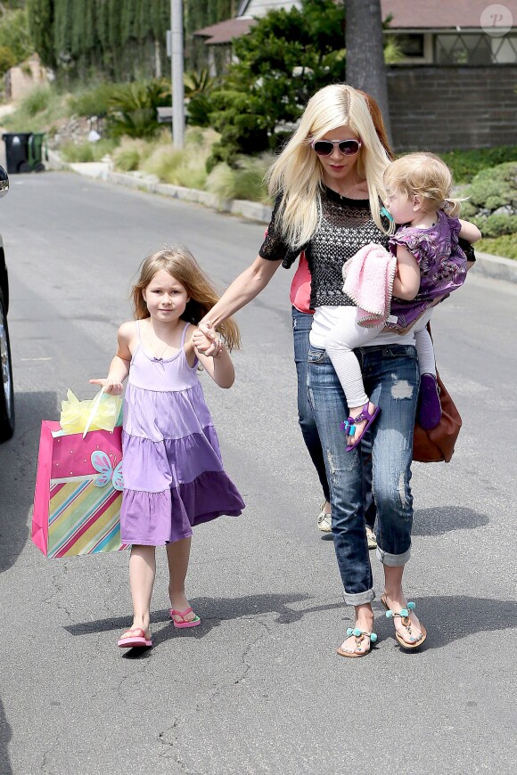 Tori Spelling avec ses filles, Stella et Hattie dans les rues de Los Angeles, le 12 avril 2014.