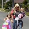 Tori Spelling avec ses filles, Stella et Hattie, dans les rues de Los Angeles, le 12 avril 2014.