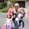Tori Spelling avec ses filles Stella et Hattie dans les rues de Los Angeles, le 12 avril 2014.