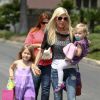 Tori Spelling avec ses filles, Stella et Hattie dans les rues de Los Angeles, le 12 avril 2014.