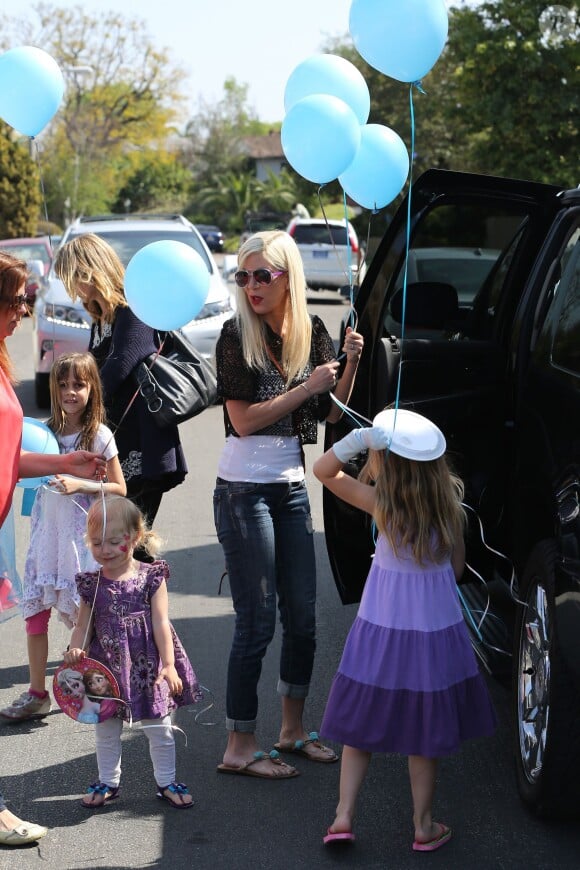 Tori Spelling avec ses filles, Stella et Hattie dans le quartier d'Hollywood à Los Angeles, le 12 avril 2014.