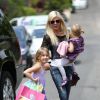 Tori Spelling avec ses filles Stella et Hattie dans les rues de Los Angeles, le 12 avril 2014.