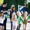 Tori Spelling avec ses enfants sur le tournage de son émission de télé réalité "True Tori" à Studio City. Le 3 avril 2014.