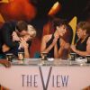 Jenny McCarthy a révélé s'être fiancée à Donnie Wahlberg sur le plateau de l'émission The View, le 16 avril 2014.
