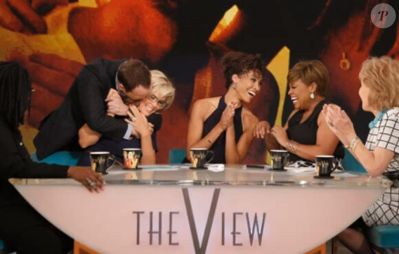 Jenny McCarthy a révélé s'être fiancée à Donnie Wahlberg sur le plateau de l'émission The View, le 16 avril 2014.