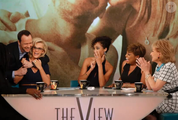 Jenny McCarthy a révélé s'être fiancée à Donnie Wahlberg sur le plateau de l'émission The View, le 16 avril 2014.