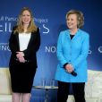  Chelsea Clinton a d&eacute;voil&eacute; &ecirc;tre enceinte de son premier enfant &agrave; l'occasion d'une conf&eacute;rence donn&eacute;e au c&ocirc;t&eacute; de sa m&egrave;re dans le cadre sur Tribeca Film Festival. New York, le 17 avril 2014. 