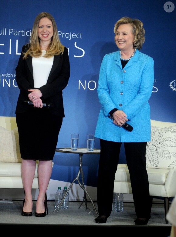 Chelsea Clinton a dévoilé être enceinte de son premier enfant à l'occasion d'une conférence donnée au côté de sa mère dans le cadre sur Tribeca Film Festival. New York, le 17 avril 2014.