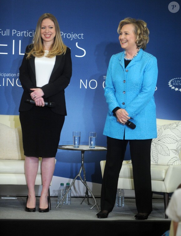 Chelsea Clinton, qui a dévoilé être enceinte de son premier enfant, lors d'une conférence donnée conjointement avec sa mère Hillary Clinton dans le cadre du Tribeca Film Festival à New York, le 17 avril 2014.