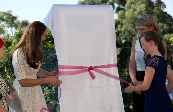 Kate Middleton dévoilant un tableau fait à partir d'empreintes de pieds et de mains d'enfants malades, le 18 avril 2014 à l'hôpital pour enfants Bear Cottage de Manly, en Australie.