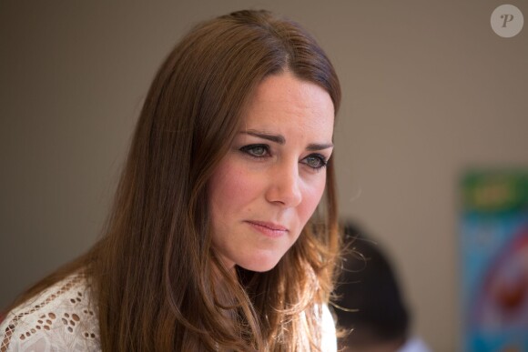 Kate Middleton, émue, au Bear Cottage, un hôpital pour enfants de Manly, en Australie, le 18 avril 2014