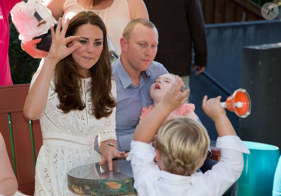 Kate Middleton (vêtue d'une robe Zimmermann) et le prince William visitaient le 18 avril 2014 à Manly (nord de Sydney) le Bear Cottage, un hôpital pour enfants proposant des soins palliatifs, au 3e jour de leur tournée en Australie.