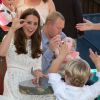 Kate Middleton (vêtue d'une robe Zimmermann) et le prince William visitaient le 18 avril 2014 à Manly (nord de Sydney) le Bear Cottage, un hôpital pour enfants proposant des soins palliatifs, au 3e jour de leur tournée en Australie.