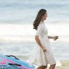 Kate Middleton, dans une robe en dentelle de la marque australienne Zimmermann, sur la plage de Manly, au nord de Sydney, le 18 avril 2014, à l'occasion d'une rencontre avec des sauveteurs.