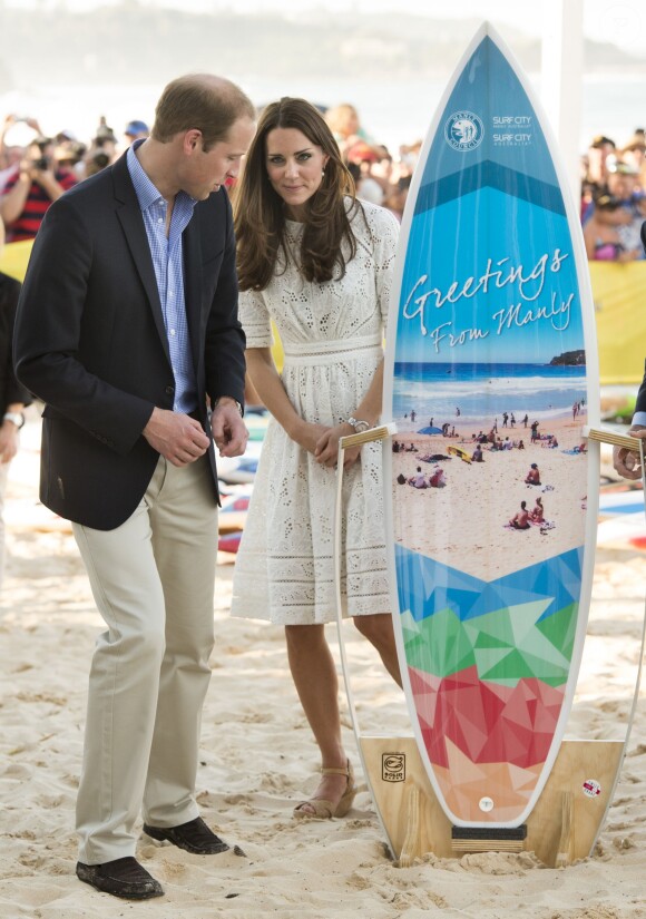 Le duc et la duchesse de Cambridge ont reçu en cadeau une planche de surf à la plage de Manly, au nord de Sydney, le 18 avril 2014 lors d'une rencontre avec des sauveteurs