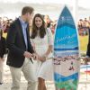 Le duc et la duchesse de Cambridge ont reçu en cadeau une planche de surf à la plage de Manly, au nord de Sydney, le 18 avril 2014 lors d'une rencontre avec des sauveteurs