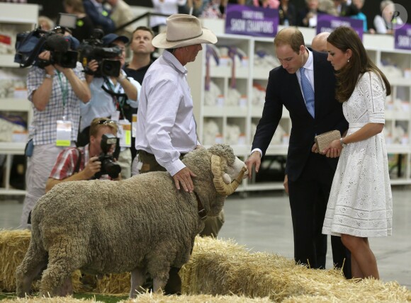 Le duc et la duchesse de Cambridge, en Zimmermann, ont fait connaissance avec le bélier Fred, un superbe Mérinos, lors du Royal Easter Show le 18 avril 2014 à Sydney