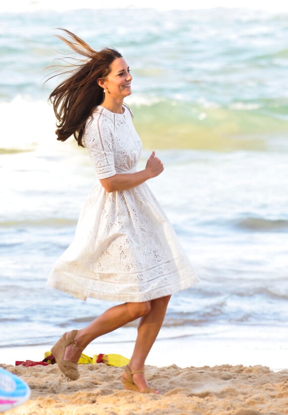 Kate Middleton, superbe dans une robe en dentelle de la marque australienne Zimmermann et perchée sur ses compensées Russell and Bromley, à la plage de Manly, au nord de Sydney, le 18 avril 2014