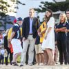 Le duc et la duchesse de Cambridge rencontraient des sauveteurs à la plage de Manly, en Australie, le 18 avril 2014 lors de leur tournée.