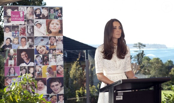 Kate Middleton, en robe Zimmermann, lors de son discours au Bear Cottage, un hôpital pour enfants de Manly, au nord de Sydney, le 18 avril 2014, au 3e jour de leur tournée en Australie.