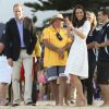 Kate Middleton, en robe Zimmermann, et le prince William rencontraient les sauveteurs de la plage de Manly, au nord de Sydney, le 18 avril 2014, au 3e jour de leur tournée en Australie.