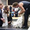 Kate Middleton et le prince William assistant le 18 avril 2014 à une démonstration de tonte de mouton au parc olympique de Sydney lors du Royal Easter Show.