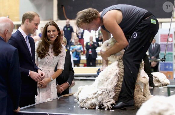 Kate Middleton et le prince William assistant le 18 avril 2014 à une démonstration de tonte de mouton au parc olympique de Sydney lors du Royal Easter Show.