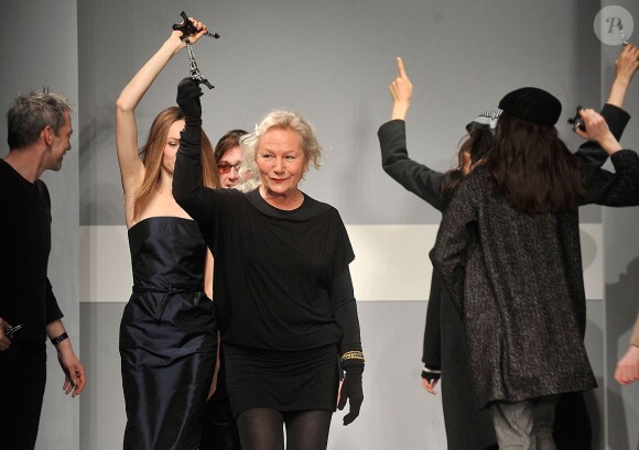 La styliste Agnès b à la fin du défilé de mode "Agnès b" prêt-à-porter collection Automne/Hiver 2014-2015 lors de la Fashion Week à Paris, le 4 mars 2014. 