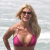 Victoria Silvstedt passe sa journée à la plage à Miami avec une amie le 17 avril 2014