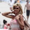Victoria Silvstedt passe sa journée à la plage à Miami le 17 avril 2014