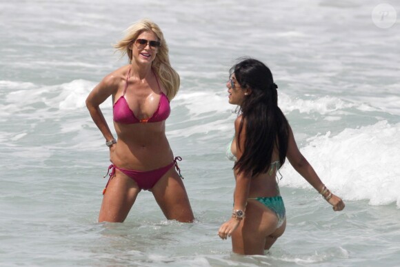 Victoria Silvstedt bronze à la plage à Miami avec une amie le 17 avril 2014
