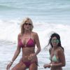 Victoria Silvstedt passe sa journée à la plage à Miami avec une amie le 17 avril 2014