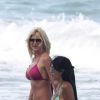 Victoria Silvstedt passe sa journée à la plage à Miami avec une amie le 17 avril 2014