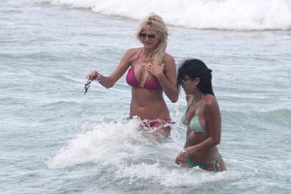Victoria Silvstedt à la plage à Miami avec une amie le 17 avril 2014