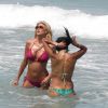 Victoria Silvstedt passe sa journée à la plage à Miami avec une amie le 17 avril 2014