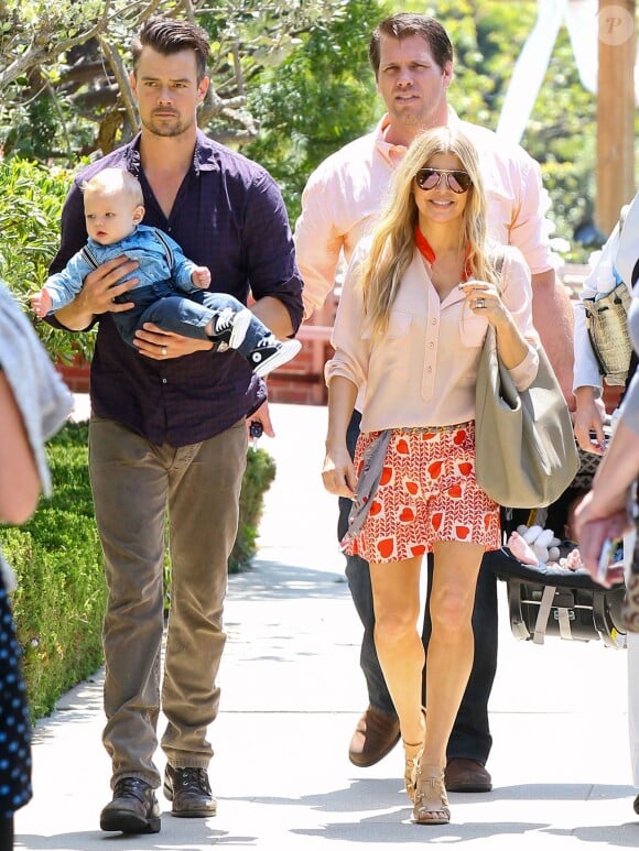 Josh Duhamel et Fergie avec leur fils Axl à Brentwood, le 20 avril 2014.