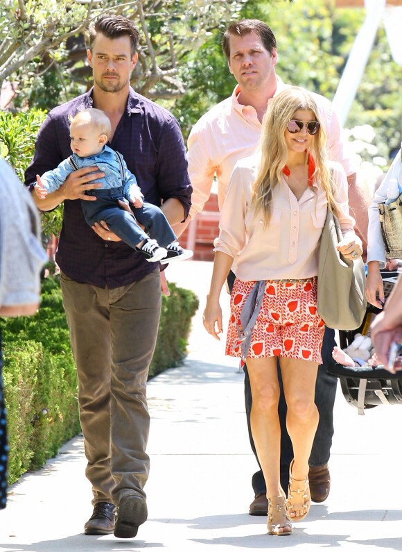Josh Duhamel et Fergie en compagnie de leur fils Axl dans les rues de Brentwood, le 20 avril 2014.