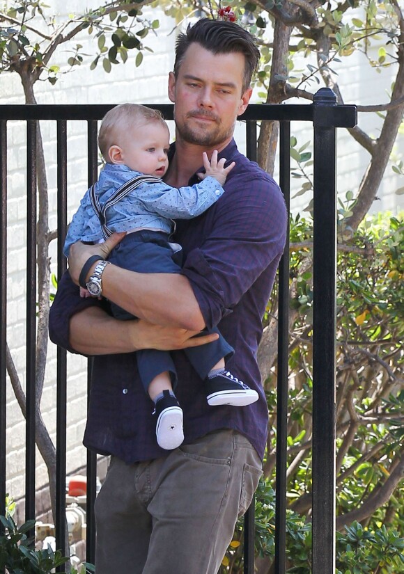 Josh Duhamel emmène son fils Axl à l'église pour Pâques à Brentwood, le 20 avril 2014.