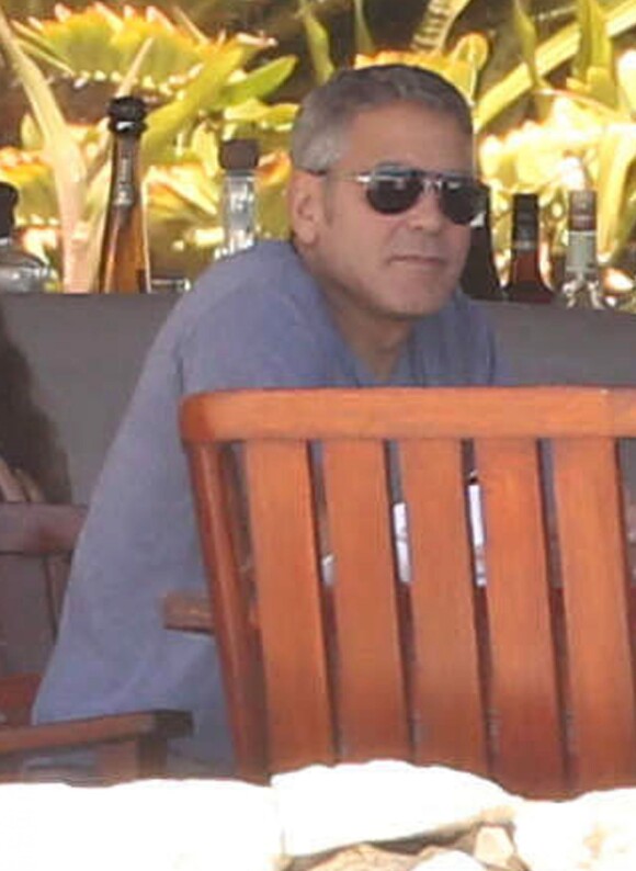 Exclusif - George Clooney se détend à Cabo san Lucas le 11 avril 2014.