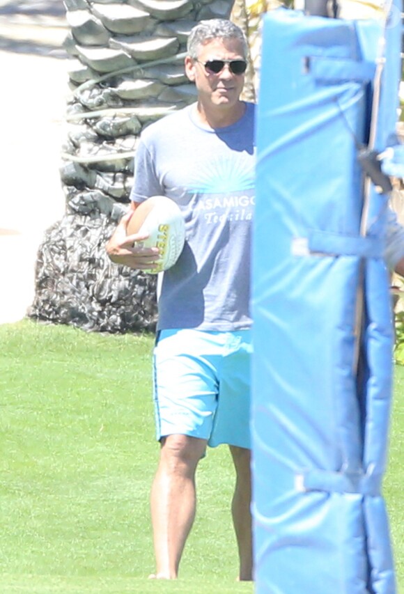 Exclusif - George Clooney joue au volley-ball pendant ses vacances à Cabo san Lucas le 11 avril 2014.