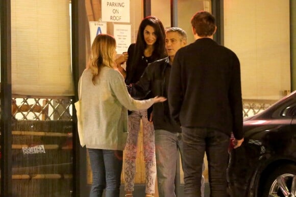 George Clooney présente Amal Alamuddin à ses amis John Krasinski et Emily Blunt à Los Angeles, le 27 mars 2014. 