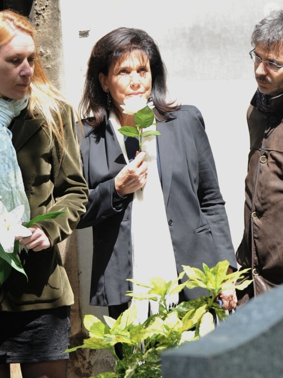 Anne Hommel et Anne Sinclair aux obsèques de Guy Carcassonne au cimetiere de Montmartre à Paris, le 3 juin 2013.