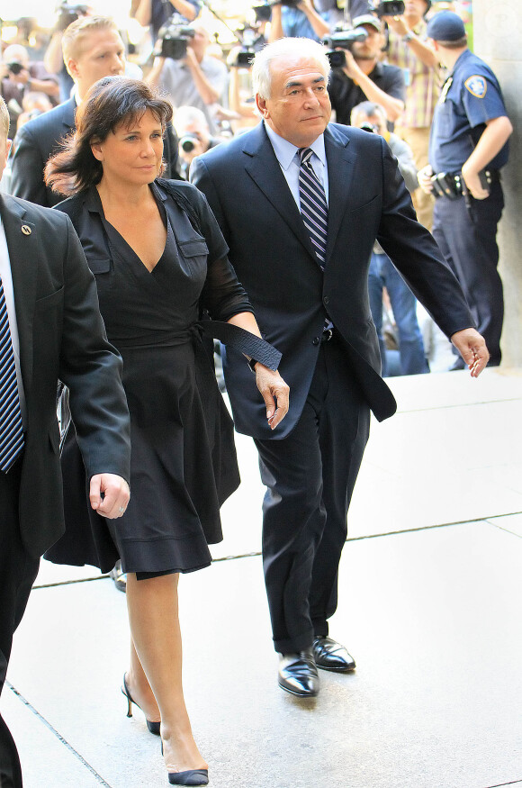 Dominique Strauss-Kahn et Anne Sinclair arrivent au tribunal de New york, le 23 août 2011. Les poursuites sont sur le point d'être abandonnées. 