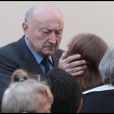  Me Georges Kiejman tenant dans ses mains le visage d'Isabelle Huppert &agrave; la c&eacute;r&eacute;monie hommage &agrave; Marie-France Pisier en l'&eacute;glise Saint-Roch &agrave; Paris, le 5 mai 2011. 