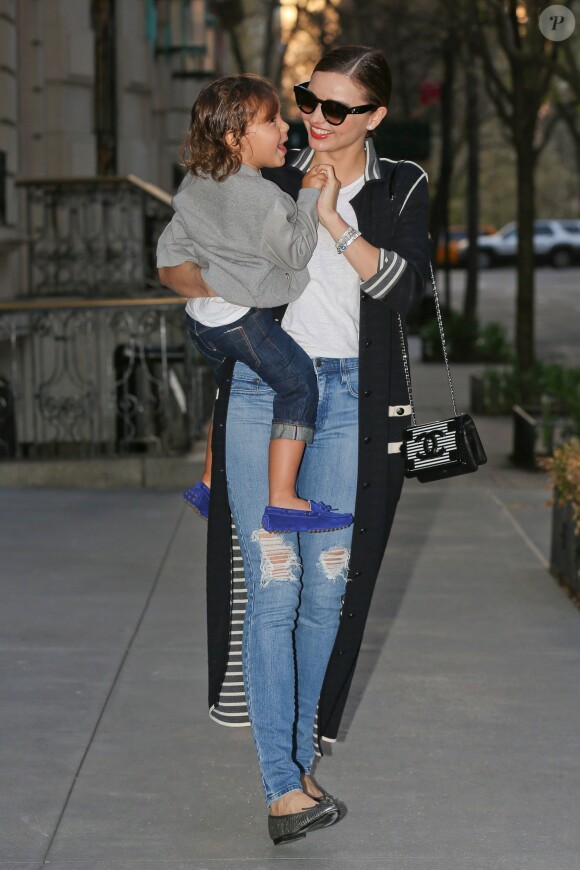 Miranda Kerr et son fils Flynn à New York, le 19 avril 2014.